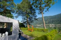 Seecamping Berghof - Premium Wohnwagenstellplatz mit Blick auf See