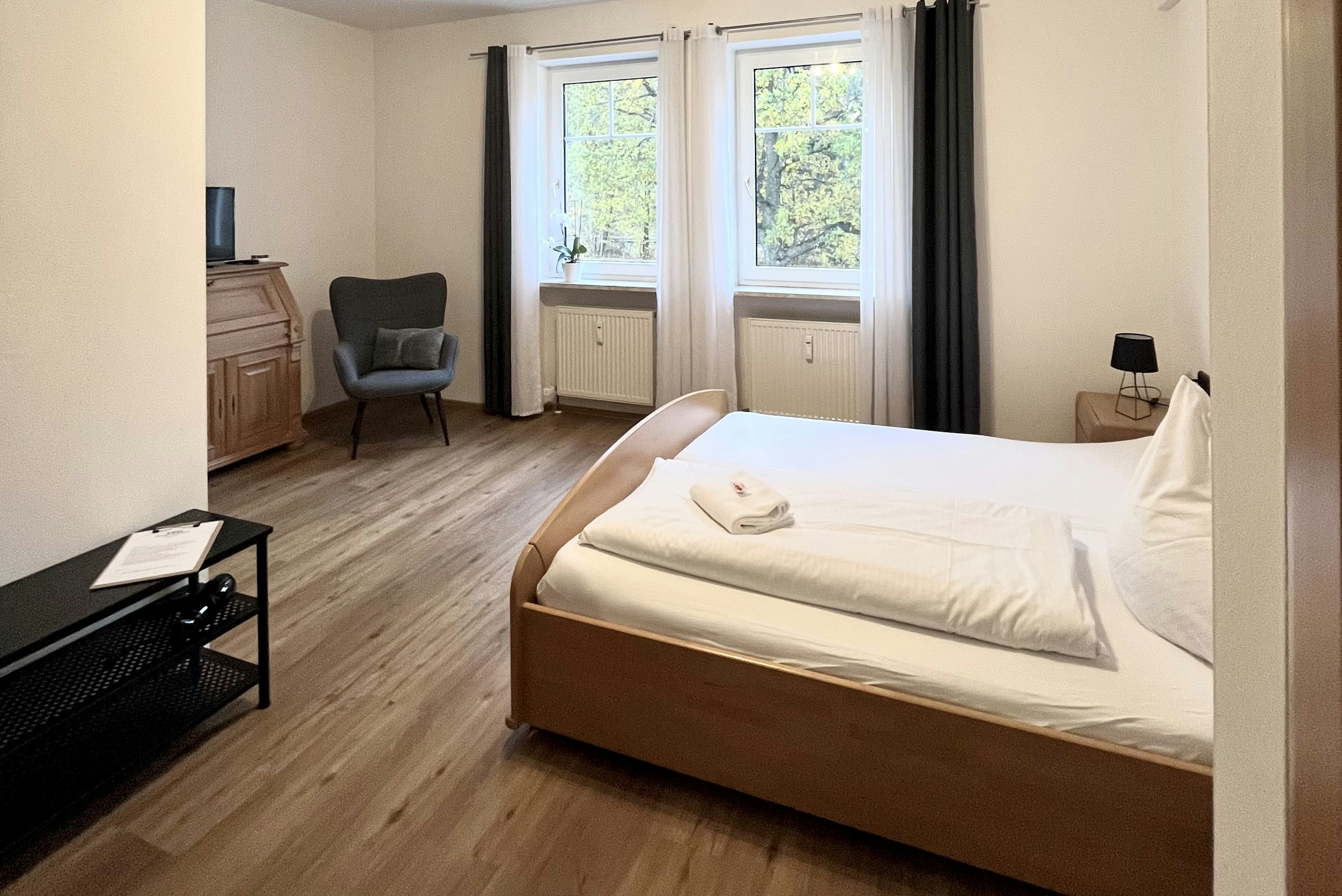 Hammersee Camping Bodenwöhr  - Doppelbett im Schlafzimmer eines Mobilheims