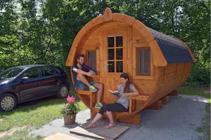 Seecamping Langlau - Gäste am Campingfass auf dem Campingplatz