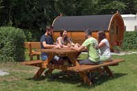 Seecamping Langlau - Gäste beim Picknick vor dem Campingfass auf dem Campingplatz