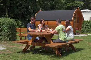 Seecamping Langlau - Gäste beim Picknick vor dem Campingfass auf dem Campingplatz