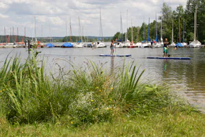 Seecamping Langlau - Stand Up Paddler auf dem See am Campingplatz