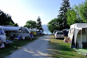 Seecamping Primus - Der Wohnwagen- und Zeltstellplatz mit dem Wolfgangsee im Hintergrund