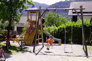 Seecamping Primus - Kinderspielplatz mit Kletterburg und Schaukeln