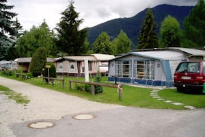 Seecamping Primus - Wohnwagen mit Vorzelten auf dem Campingplatz