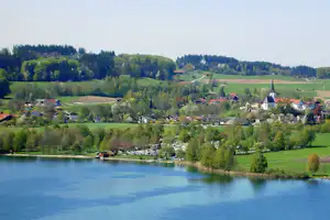 Seecamping Taching am See - Übersicht auf den Campingplatz und Umgebung