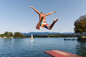 Seecamping Taching am See - Sprungbrett am Tachinger See auf dem Campingplatz
