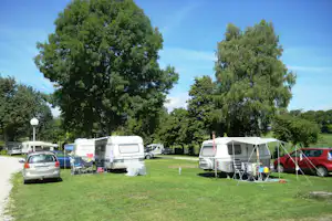 Seecamping Taching am See - Wohnwagen- und Zeltstellplatz auf grüner Wiese auf dem Campingplatz