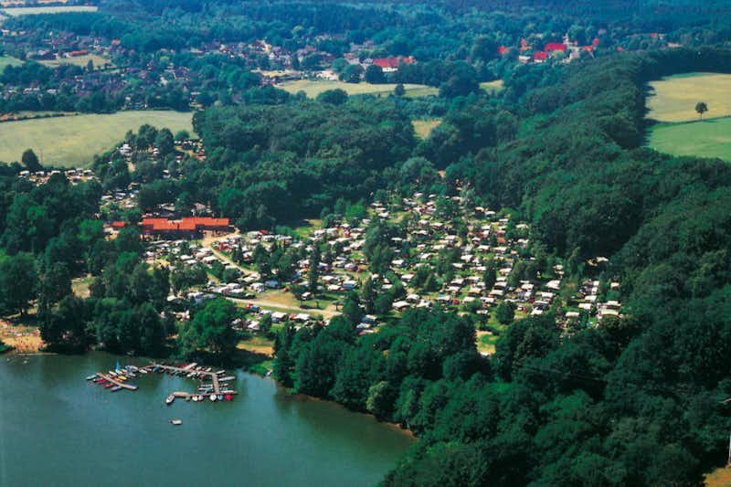 Seecamping Weisser Brunnen  -  Luftaufnahme vom Campingplatz am Mözener See