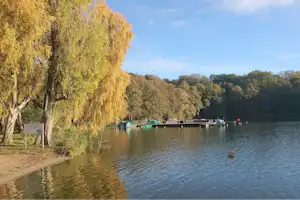Seecamping Weisser Brunnen - Boote am See vom Campingplatz