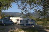 Seecamping Wolfgangblick  -  Wohnwagen- und Zeltstellplatz vom Campingplatz im Schatten der Bäume
