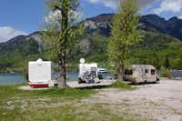 Seecamping Wolfgangblick  -  Wohnwagen und Wohnmobile auf dem Stellplatz vom Campingplatz mit Blick auf den Wolfgang See
