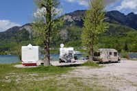 Seecamping Wolfgangblick  -  Wohnwagen und Wohnmobile auf dem Stellplatz vom Campingplatz mit Blick auf den Wolfgang See