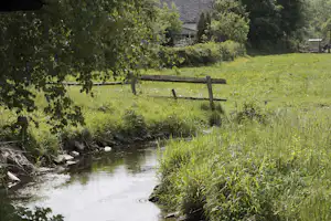 Seemers Campingplatz im Grünen – Landgasthof Seemer - Stellplätze mit Blick auf dem Bach