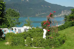 Seeterrassencamping Ried - Wohnwagenstellplätze auf dem Campingplatz mit Blick auf den See