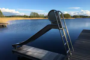 Seeweide | Naturcamping Penzlin - Wasserrutsche in den See beim Campingplatz