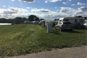 Seeweide | Naturcamping Penzlin - Wohnwagenstellplätze auf dem Campingplatz mit Blick auf den See