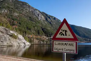 Seljord Camping - Warnschild vor Seemonster.jpg