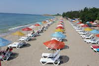 Semizkum Mocamp - Strand vom Campingplatz am Marmarameer mit Liegestühlen und Sonnenschirmen