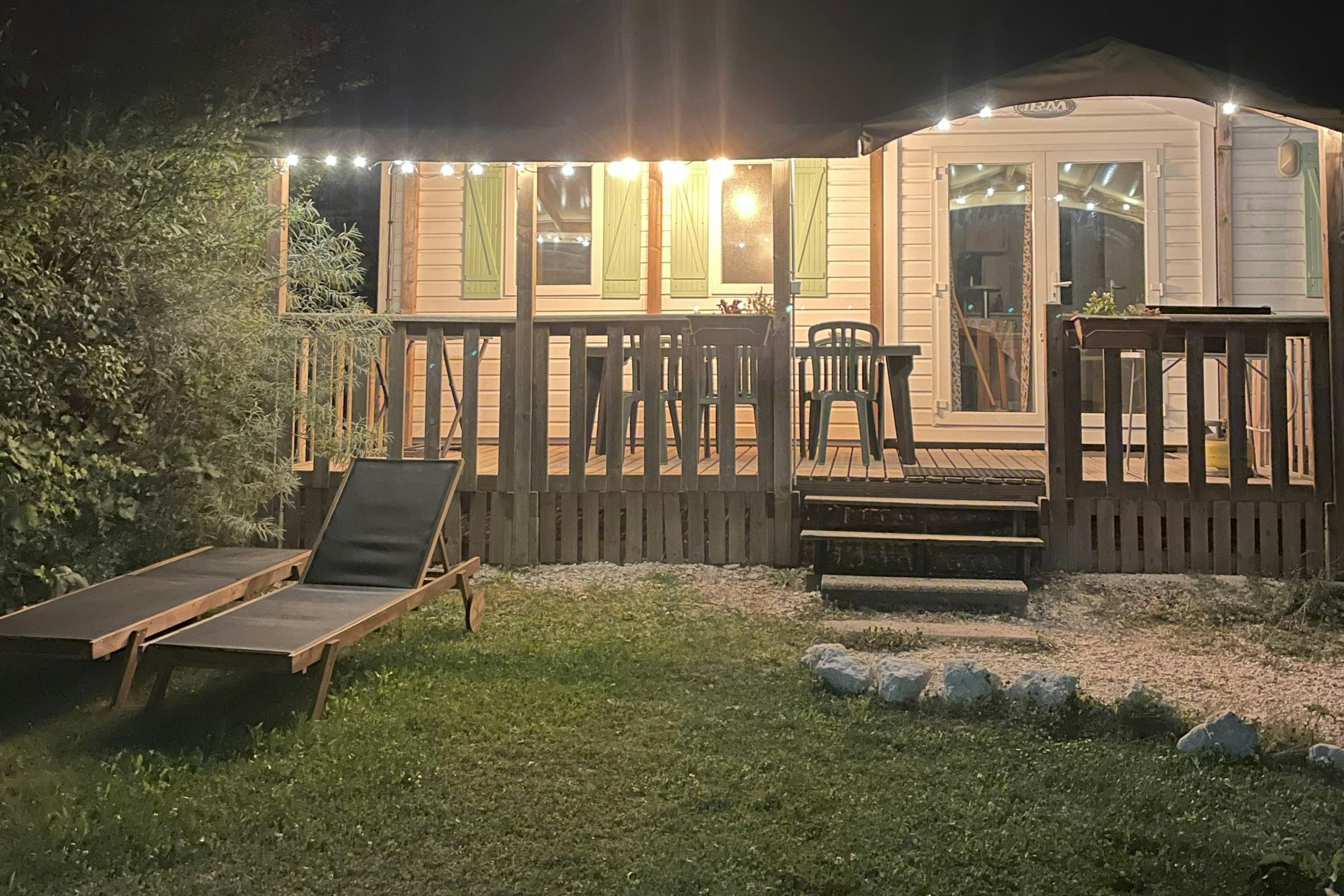 Camping de la Biche  - Mobilheim mit Terrasse auf dem Campingplatz