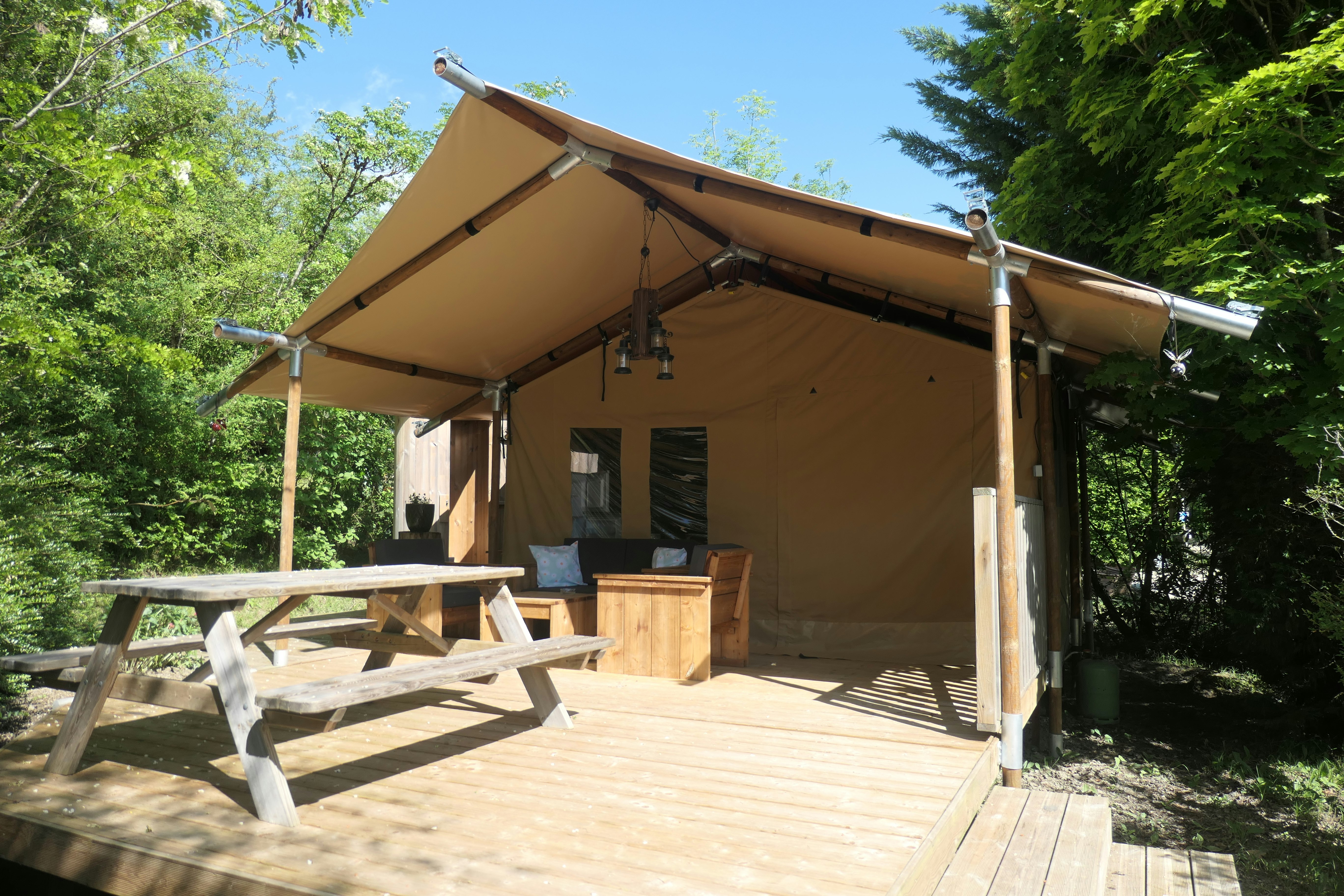 Camping de la Biche - Glamping-Zelt mit Terrasse auf dem Campingplatz
