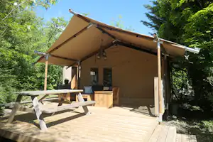 Camping de la Biche - Glamping-Zelt mit Terrasse auf dem Campingplatz