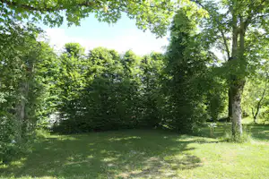 Camping de la Biche - Standplätze im Grünen auf dem Campingplatz