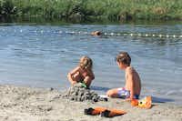 Søhøjlandets Camping - Kinder beim Spielen am Badestrand des Flusses