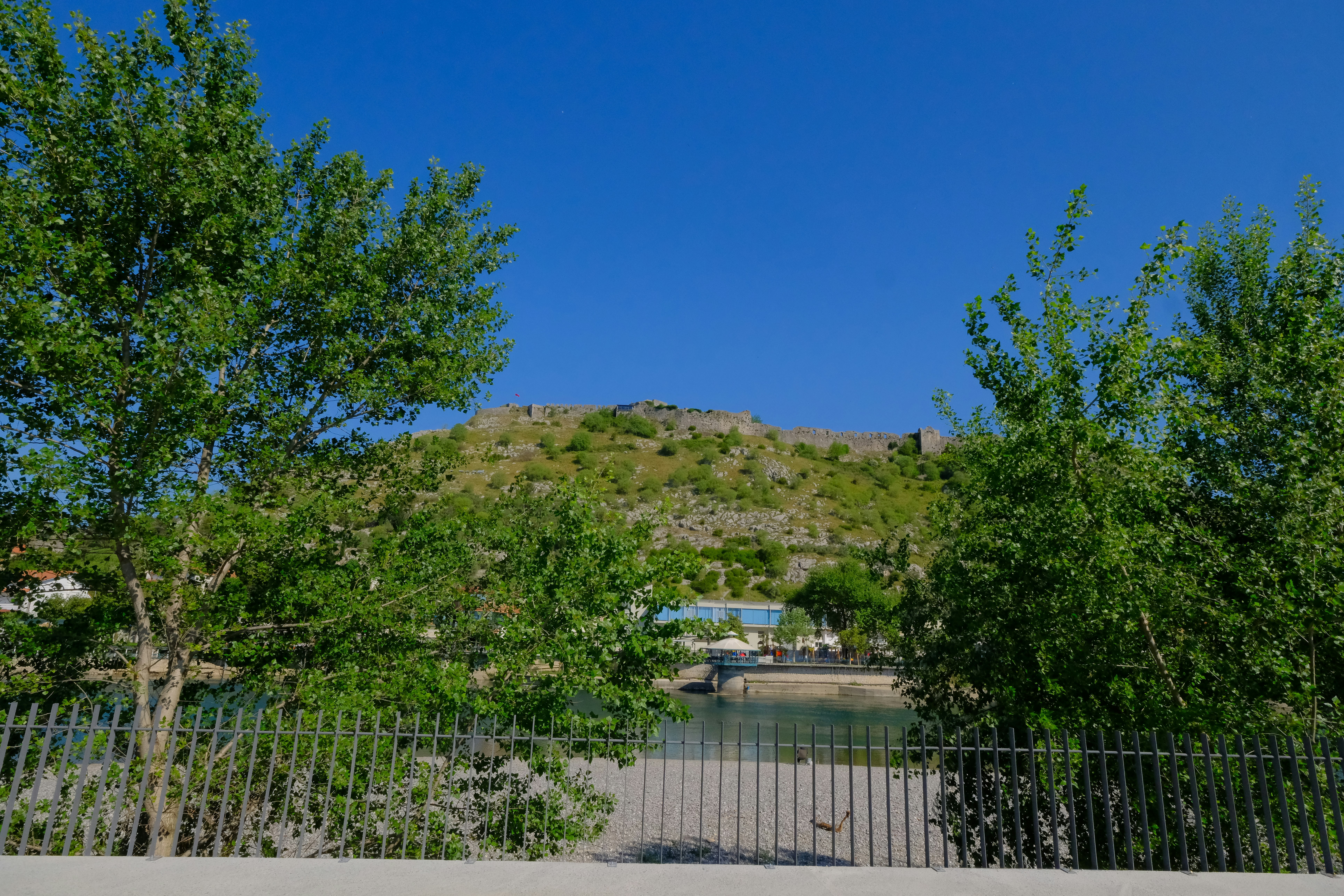 Shkodra Castle Camping - Blick auf die Berge vom Campingplatz aus