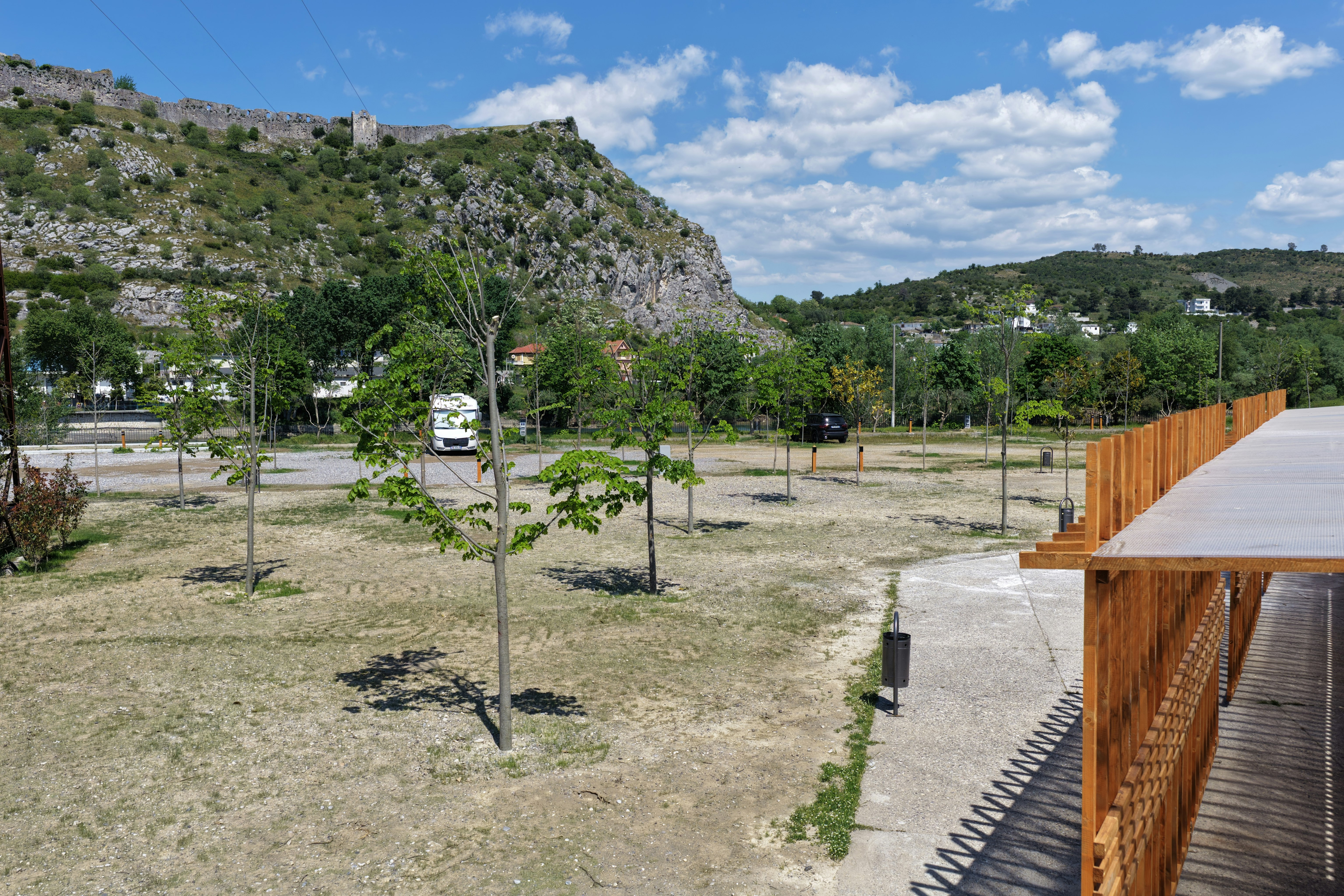 Shkodra Castle Camping - Blick auf die Standplätze mit Bergen im Hintergrund