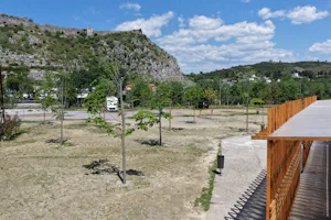 Shkodra Castle Camping - Blick auf die Standplätze mit Bergen im Hintergrund