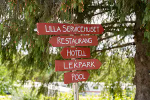 Sikfors konferens & Fritidsby - Wegweiser auf dem Campingplatz