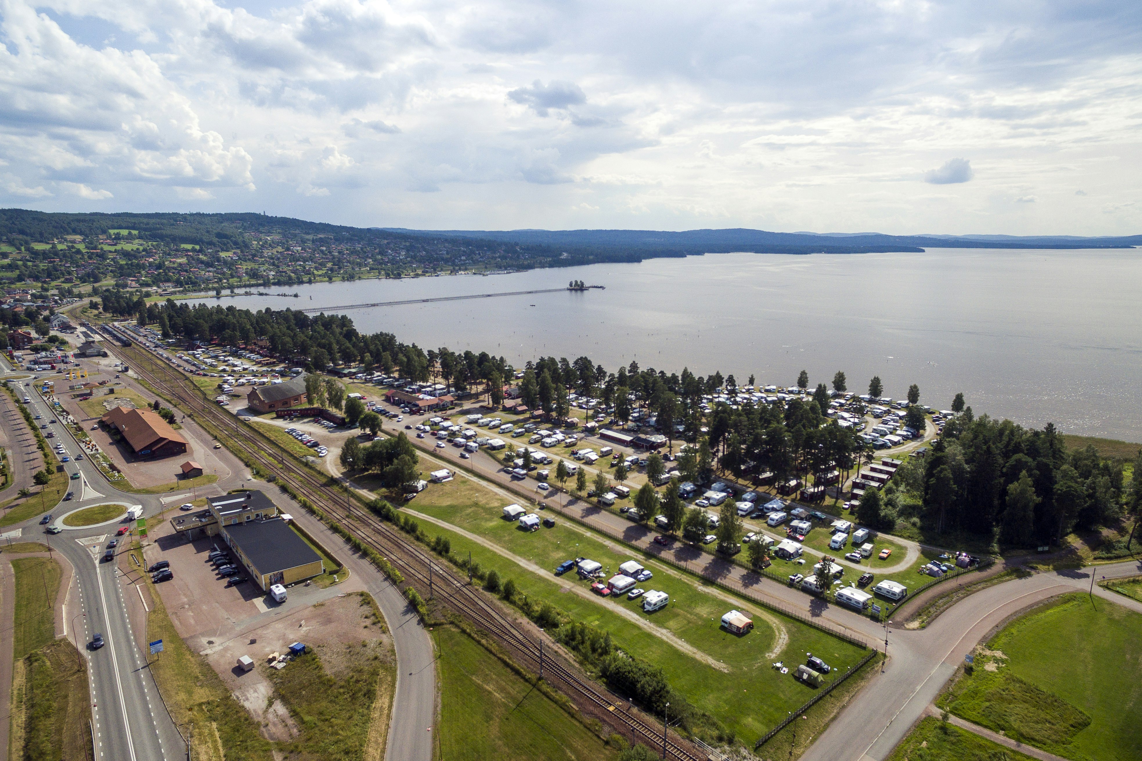 First Camp Siljansbadet – Rättvik  Siljansbadets Camping  - Campingplatz aus der Vogelperspektive