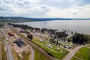 First Camp Siljansbadet – Rättvik Siljansbadets Camping - Campingplatz aus der Vogelperspektive