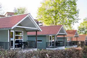 Silkeborg Sø Camping - Holzhütten auf dem Platz mit Veranda und Sitzgelegenheit