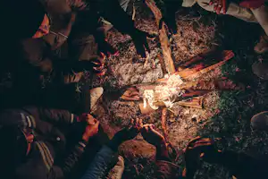 Siócamping - Camper sitzen am Abend gemeinsam am Lagerfeuer