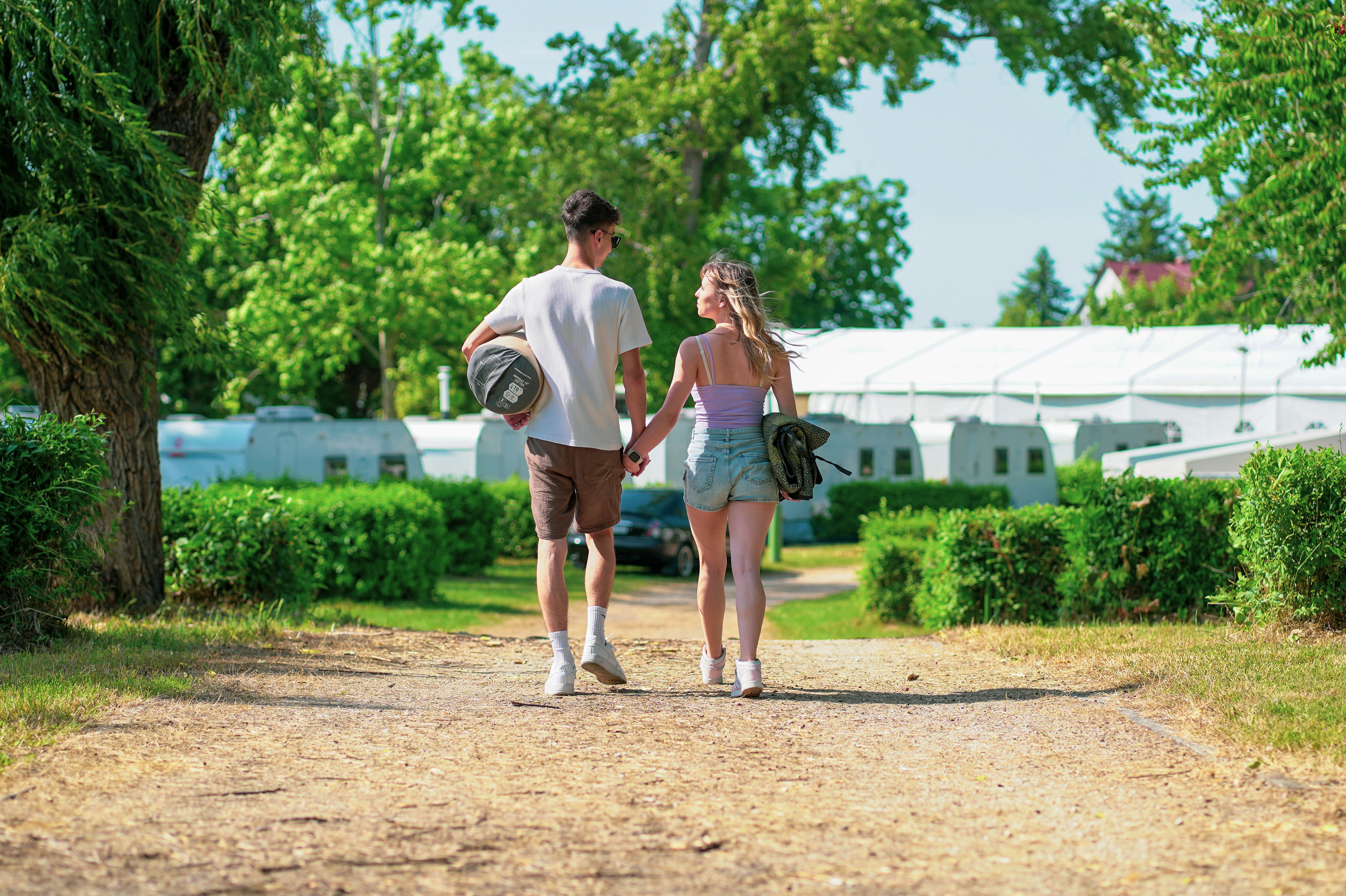 Siócamping - Camper spazieren auf dem Campingplatz