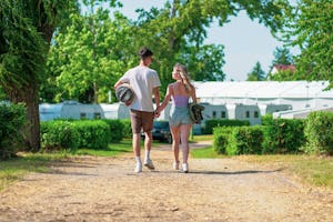 Siócamping - Camper spazieren auf dem Campingplatz
