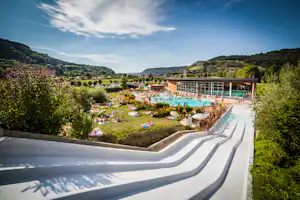 Camping écologique La Roche d'Ully - Luftaufnahme des Campingplatzes mit Wasserpark