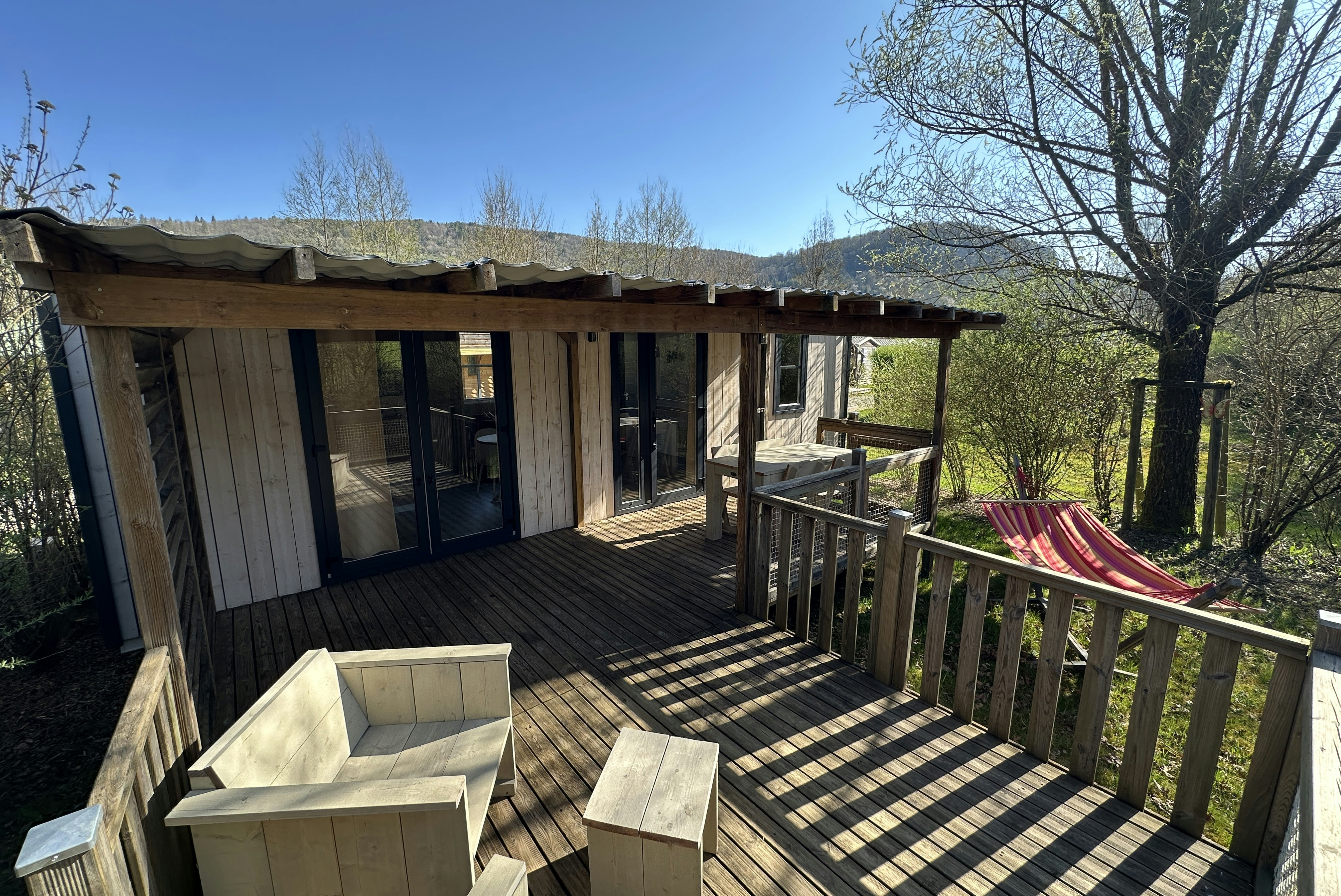 Camping écologique La Roche d'Ully  - Mobilheim mit Terrasse auf dem Campingplatz