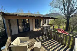 Camping écologique La Roche d'Ully - Mobilheim mit Terrasse auf dem Campingplatz