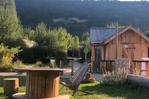 Sites et Paysages Camping La Roche d'Ully - Picknicktische auf der Wiese