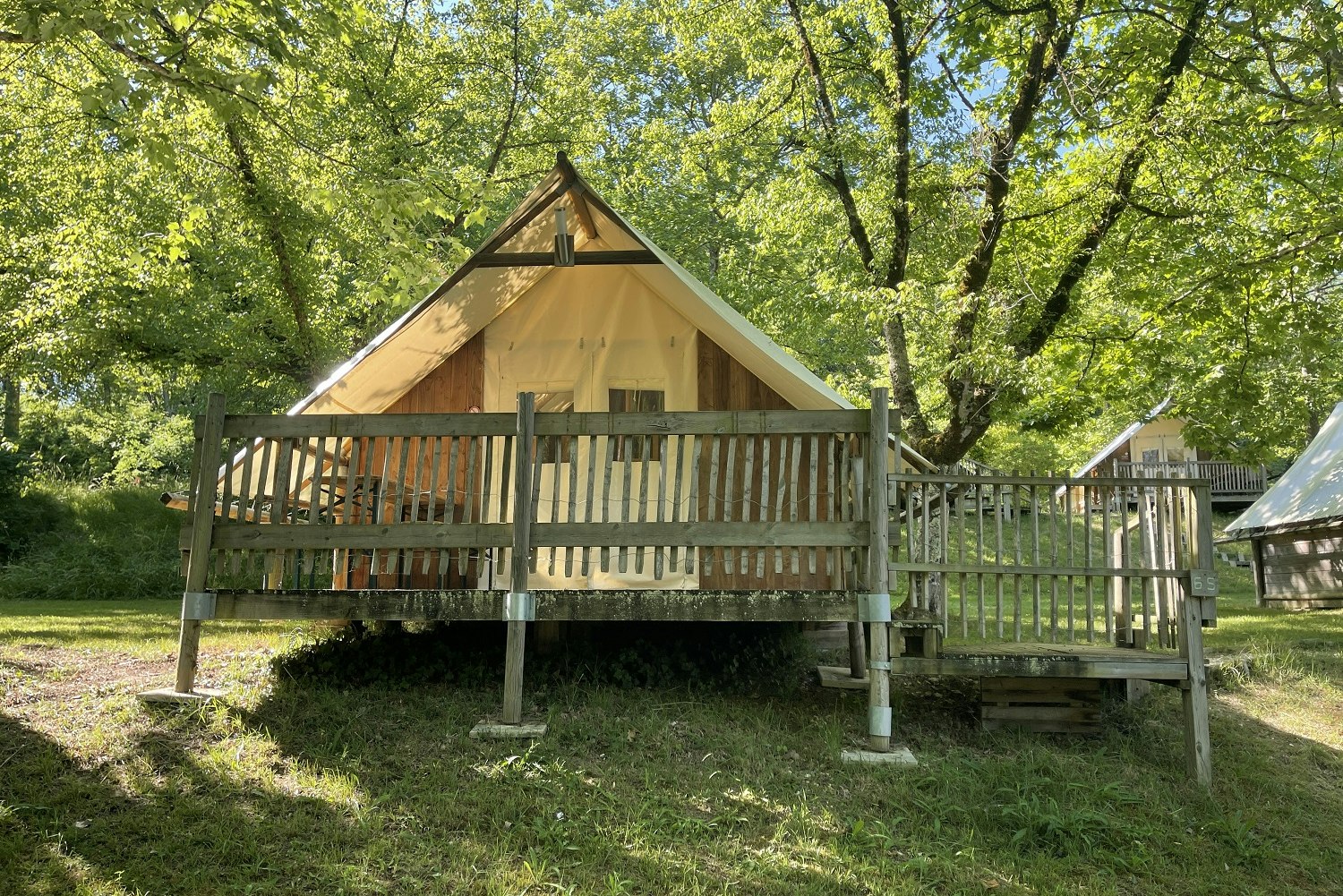 Camping Saint-Louis  Sites et Paysages Camping Saint-Louis - Blick auf ein Glamping-Zelt mit Terrasse
