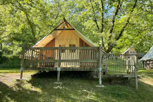 Camping Saint-Louis Sites et Paysages Camping Saint-Louis - Blick auf ein Glamping-Zelt mit Terrasse