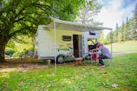 Sites et Paysages Camping Saint-Louis  -  Wohnwagen auf dem Campingplatz im Grünen
