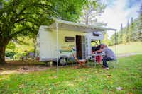 Sites et Paysages Camping Saint-Louis  -  Wohnwagen auf dem Campingplatz im Grünen