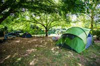 Sites et Paysages Camping Saint-Louis  -  Zeltplatz vom Campingplatz im Schatten von Bäumen