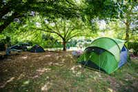 Sites et Paysages Camping Saint-Louis  -  Zeltplatz vom Campingplatz im Schatten von Bäumen
