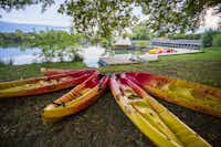 Sites et Paysages Camping Saint-Louis  - Blick vom Campingplatz auf Kayaks, Tretboote, Mobilheim und den See