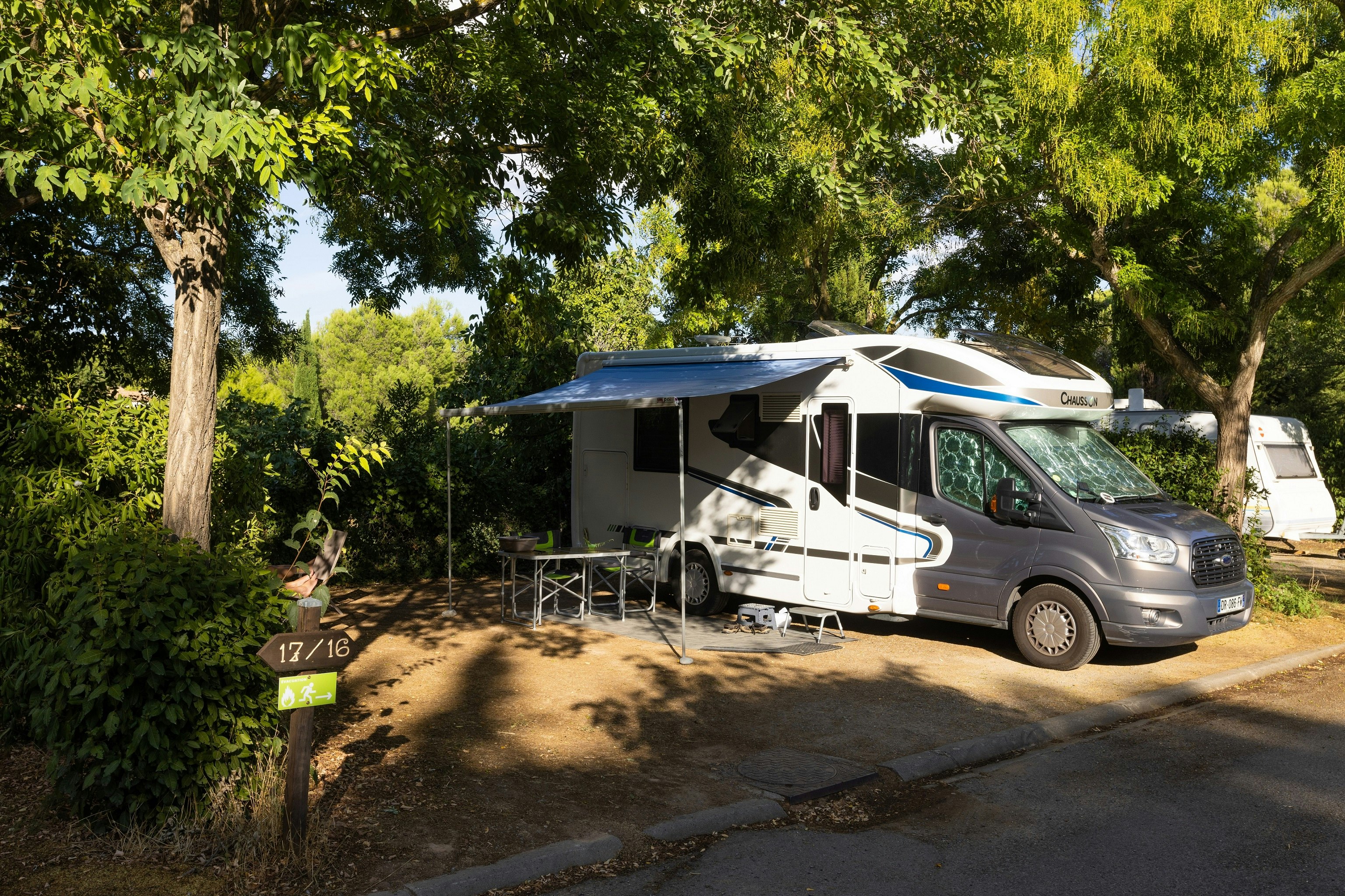 Camping La Pinède  Sites et Paysages La Pinède - Standplätze zwischen den Bäumen auf dem Campingplatz